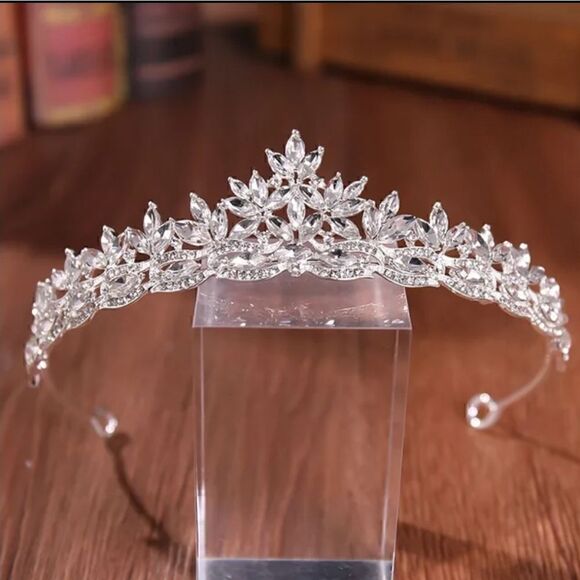 New Crystal Wedding Rhinestone Tiara - Picture 5 of 8